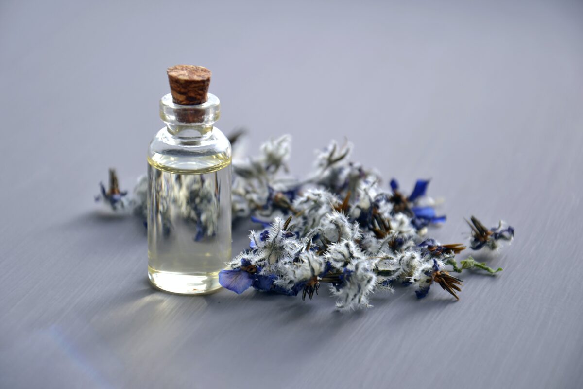 Frascos de óleos essenciais com flores