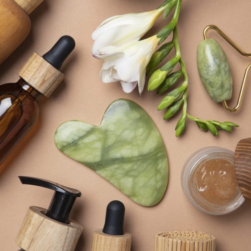 arranjo-de-produtos-de-cuidados-e-gua-sha-plano-leigo