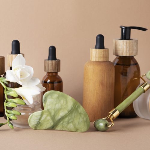 gua-sha-e-arranjo-de-produtos-de-cuidado